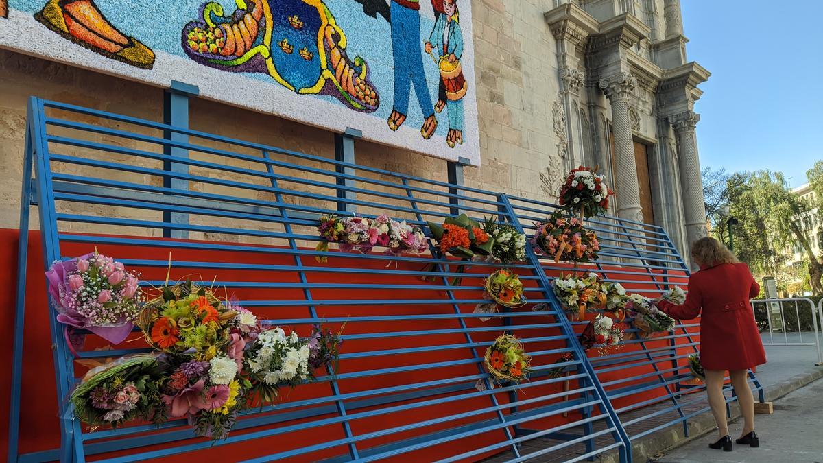 Una mujer entrega un detalle floral a la patrona de Burriana, la semana pasada.