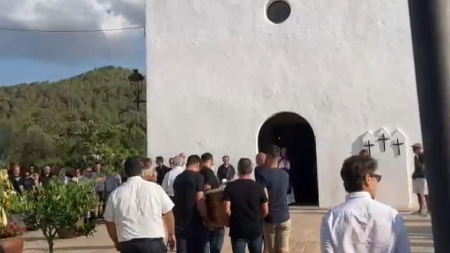 El mundo del ciclismo acompaña en Ibiza a familia y amigos en el funeral de Bernat Ribas