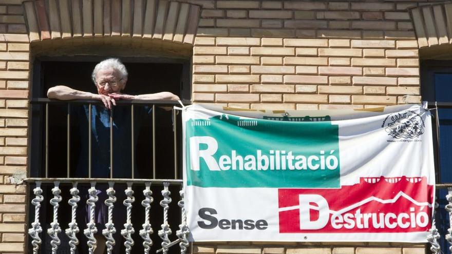 Una vecina durante una manifestación de Salvem el Cabanyal.