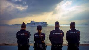 Cuatro agentes de Policía Nacional vigilan el puerto de Santander en una imagen de archivo.
