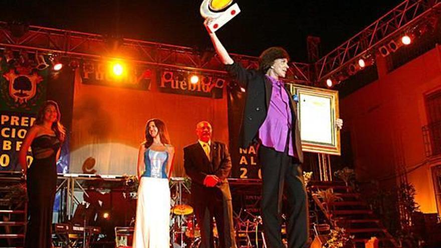 Camilo Sesto, recogiendo su premio en el año 2002.