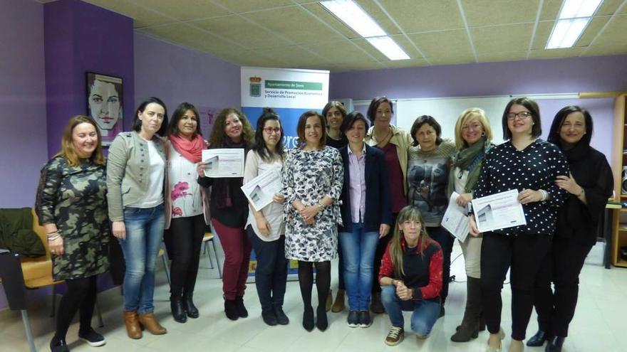 Almudena Cueto, en el centro, con las ediles Noelia Macías y Natividad Álvarez, posando con las emprendedoras, ayer, en la Casa de Encuentro de las Mujeres de Pola de Siero.