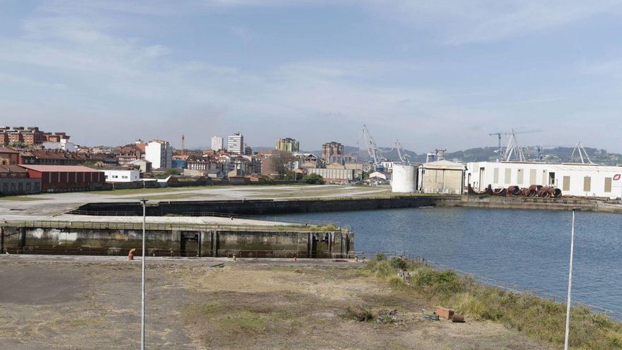 Parte de los terrenos de Naval Gijón, con El Tallerón de Duro Felguera al fondo a la derecha. | ÁNGEL GONZÁLEZ