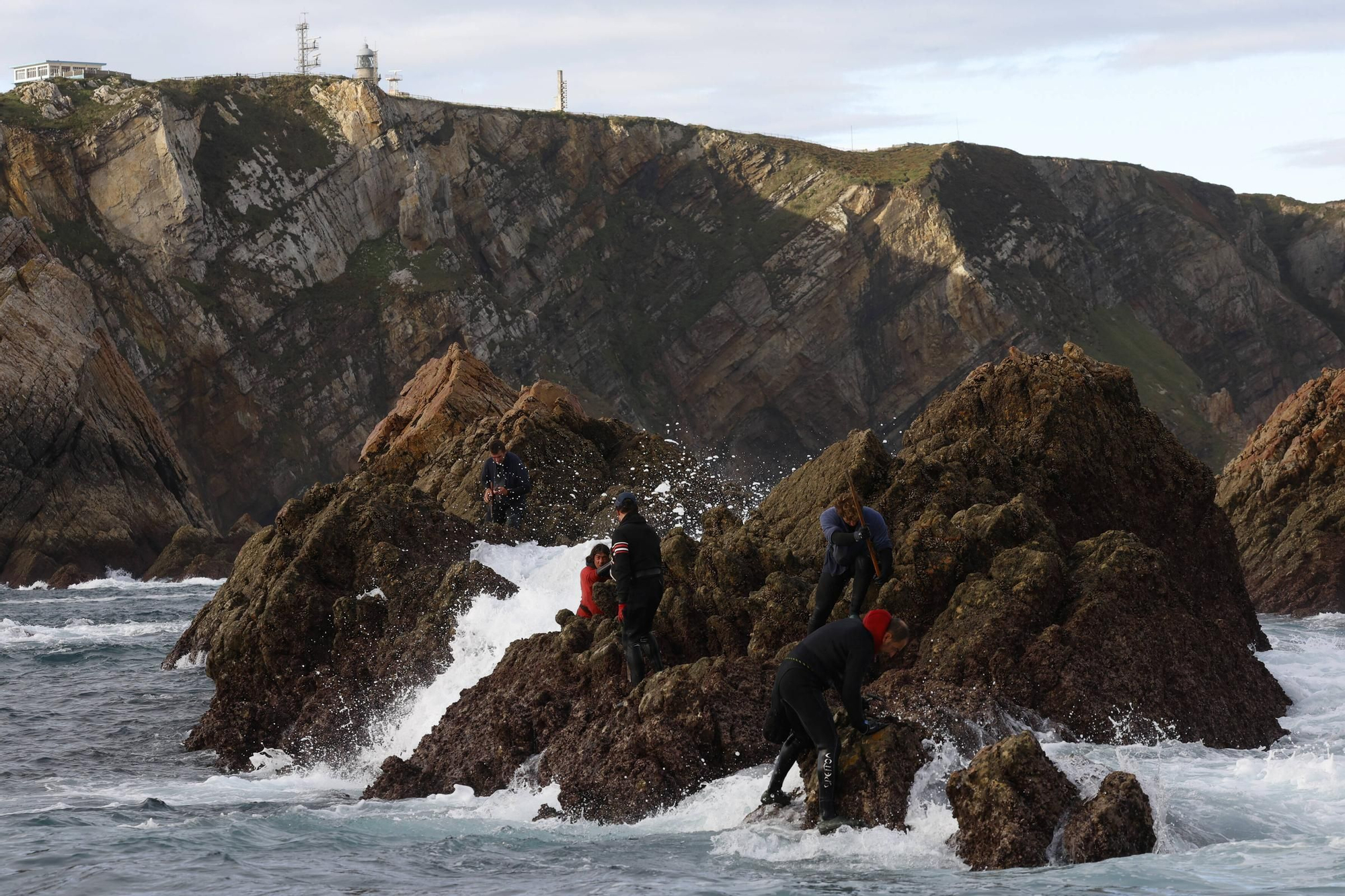 EN IMÁGENES: Así es la dura jornada de los perceberos del cabo Peñas: un oficio de alto riesgo a merced de las olas