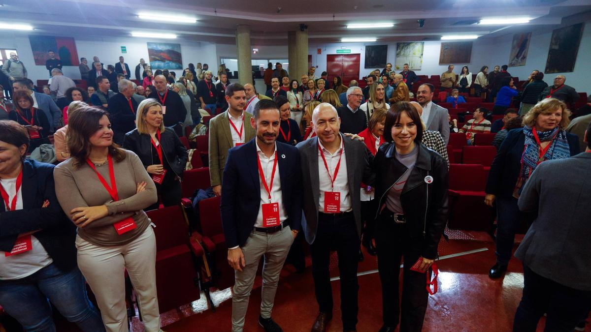 Los tres aspirantes a dirigir el PSPV, Bielsa, Soler y Morant, posan para los medios antes de que empiece el Comité Nacional, ayer.