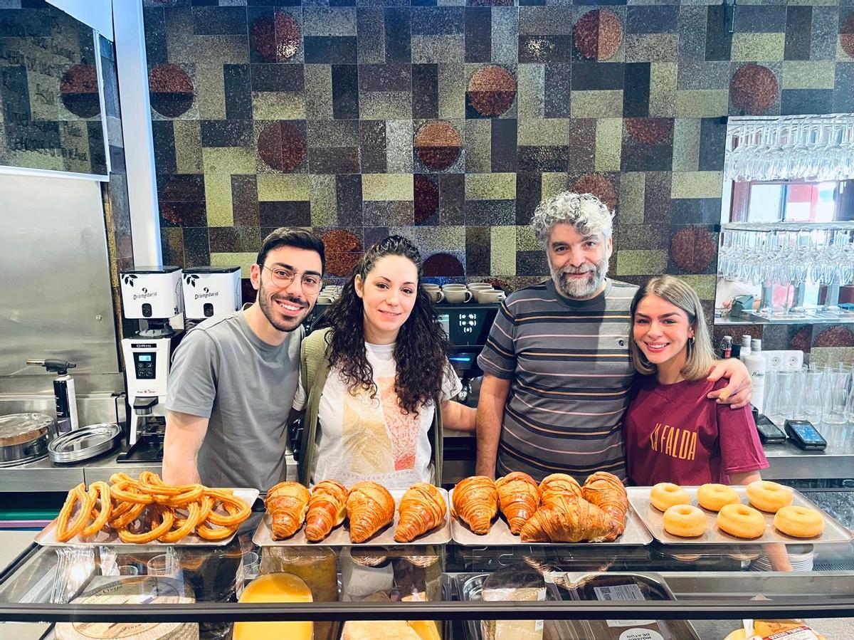 Los dueños de La Falda Chamberí posan en la apertura del antiguo local del Sylkar.