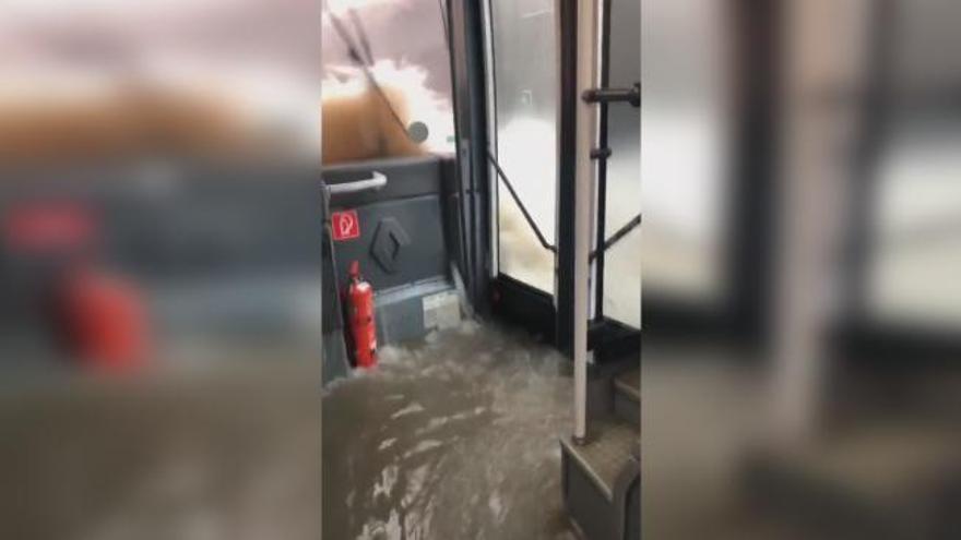 La tromba de agua inunda un autobús de la EMT en València