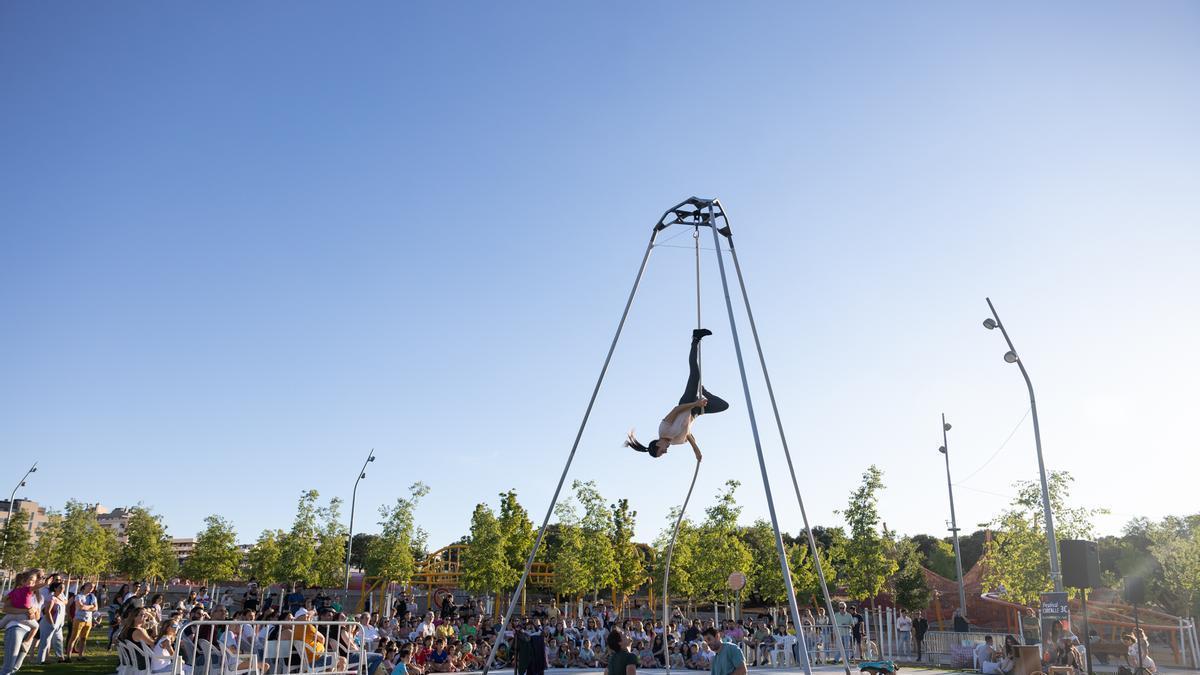 Una acrobacia sobre cuerda aérea de la representación ‘Instants’.