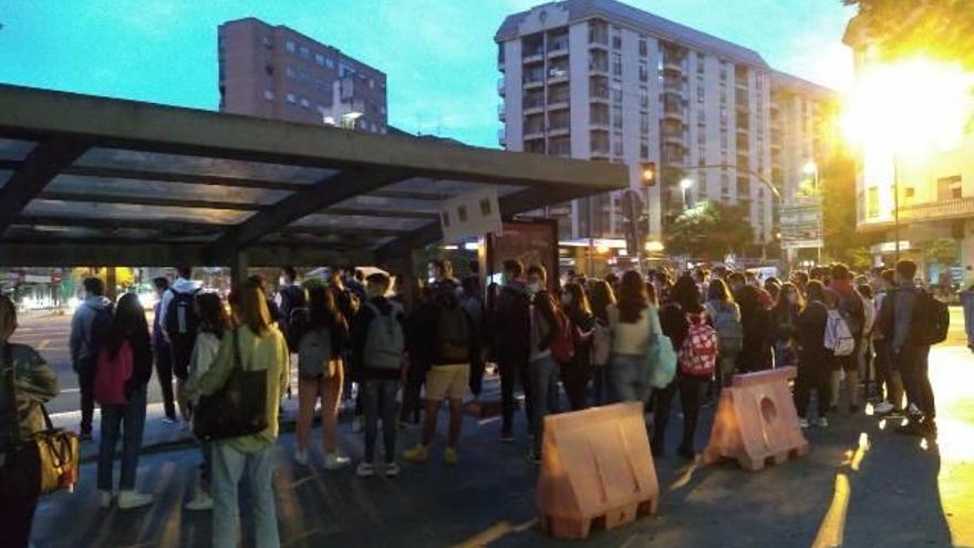 Critican que el refuerzo no pone fin a la congestión del bus al campus