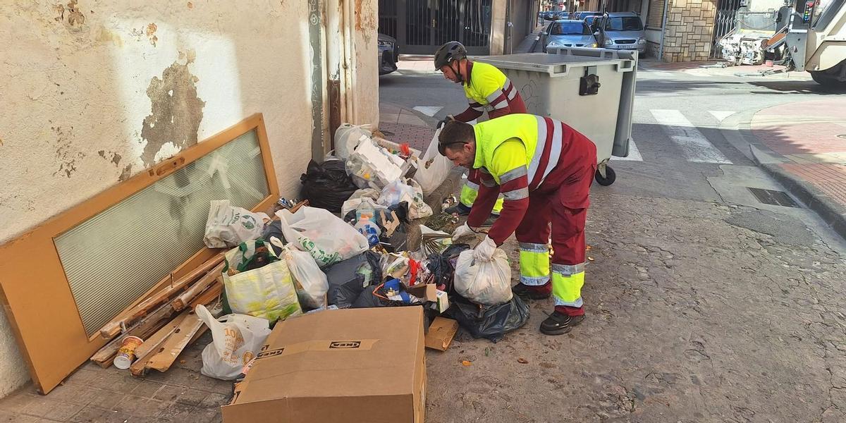 Algunos vecinos han aprovechado la alerta roja por vientos intensos para depositar trastos viejos, maderas o fregaderos junto a contenedores de basura.