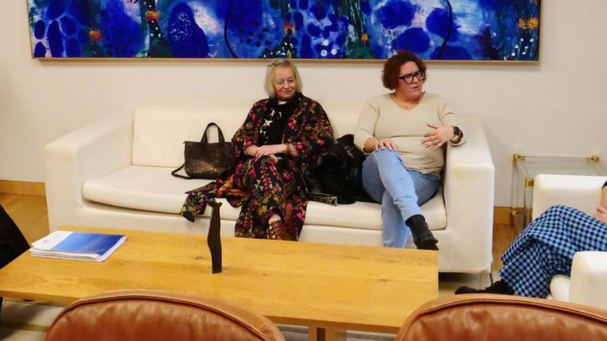 Ana Pontón y la diputada lalinense Ariadna Fernández 
se reunieron con la familia de la alumna.