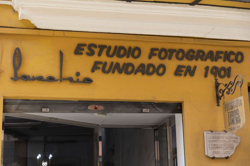 Adiós a la mítica tienda Estudio de Fotografía Sánchís