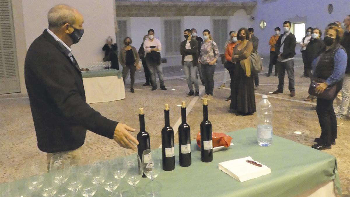 Una de las animadas catas sobre ‘el vi de la  Nostra Terra’ en el Museu de Mallorca.