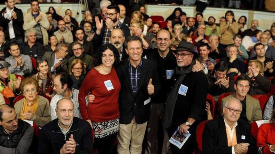 Vence, centro, con candidatos de NÓS, ayer durante un acto electoral en Ourense. // Brais Lorenzo