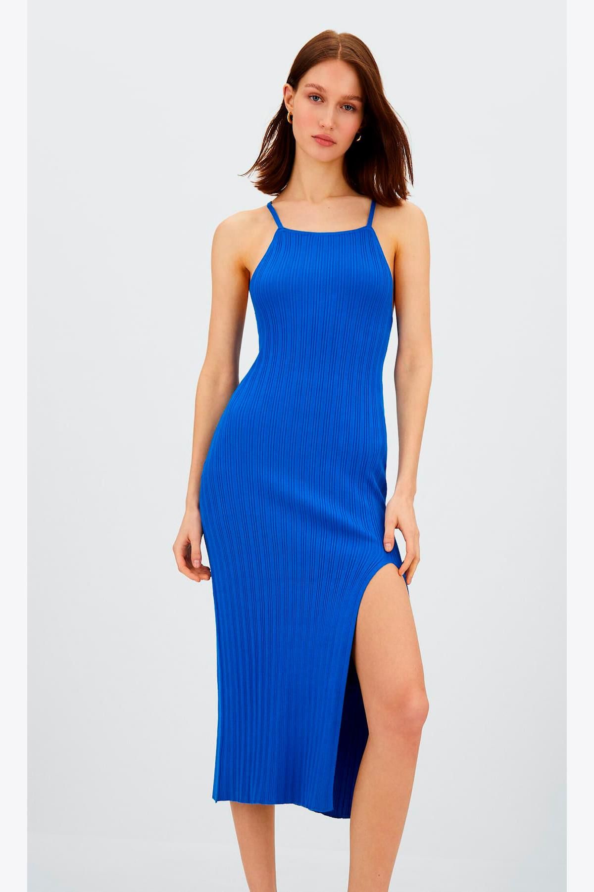Vestido de punto halter, de Stradivarius