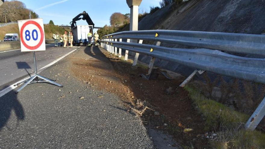 El camión volcado esta mañana en la AP-53