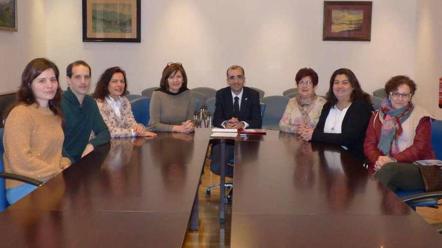 Por la izquierda, los fisioterapeutas de AECC Eva Rodríguez y Francisco Martínez; la concejala Carmen López; la presidenta de AECC, Margarita Fuente; el alcalde, José Víctor Rodríguez; la presidenta de la delegación canguesa de AECC, Tari Fernández; la trabajadora social Marta García, y Carmen González, de AECC Cangas.