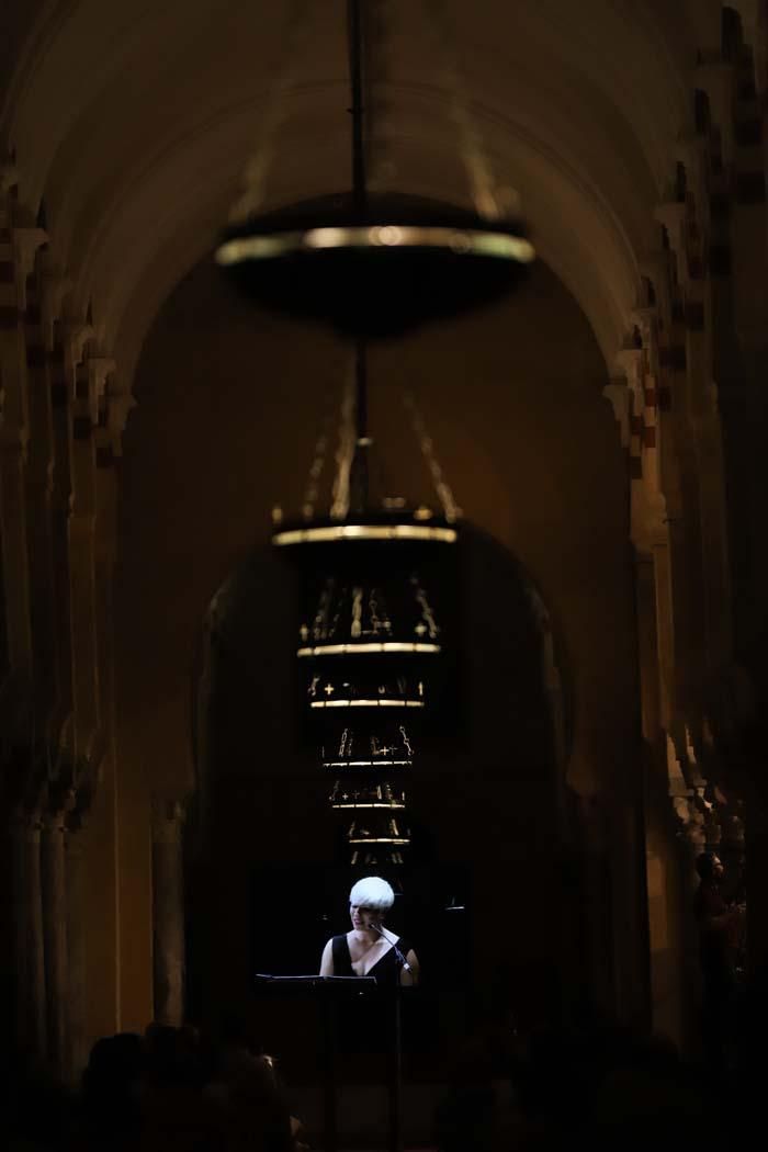 Pasión Vega eleva su voz, en la Mezquita-Catedral, por las víctimas del Covid