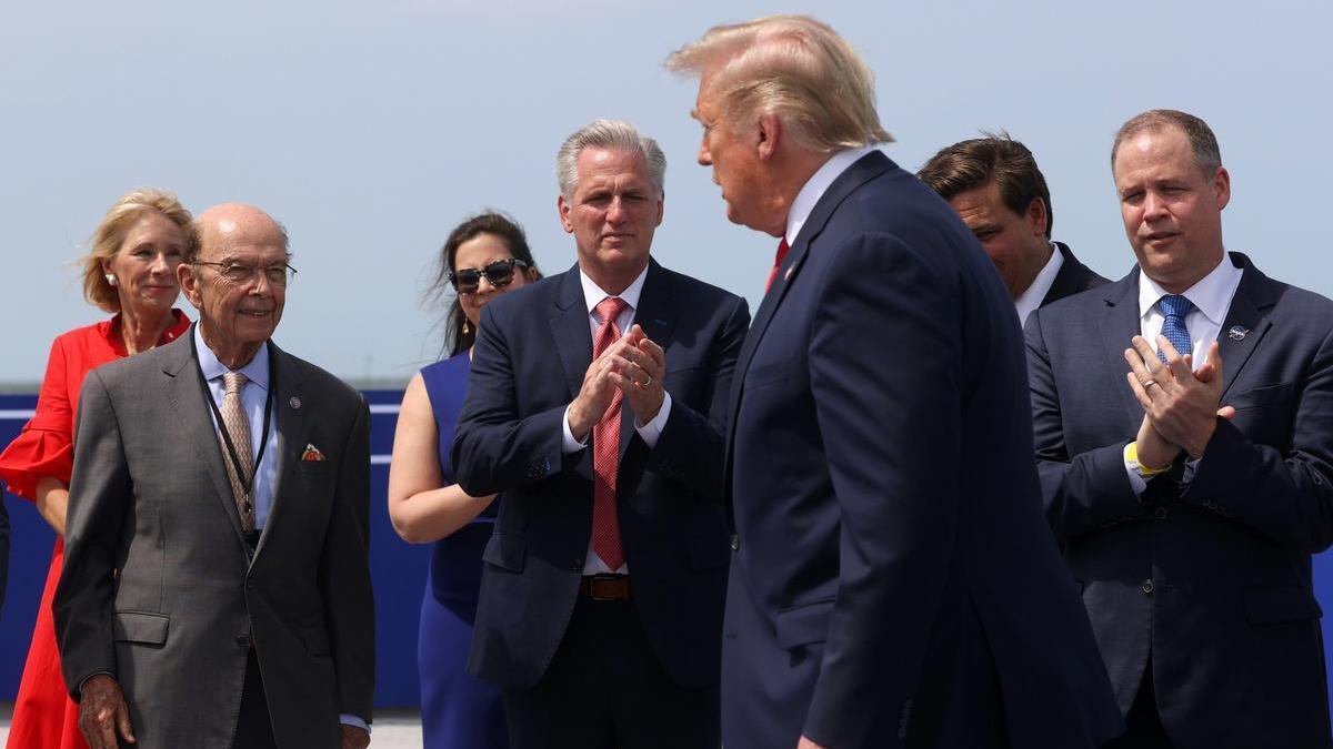 El líder de la minoría republicana en el Congreso, Kevin McCarthy (centro), aplaude al expresidente Donald Trump.