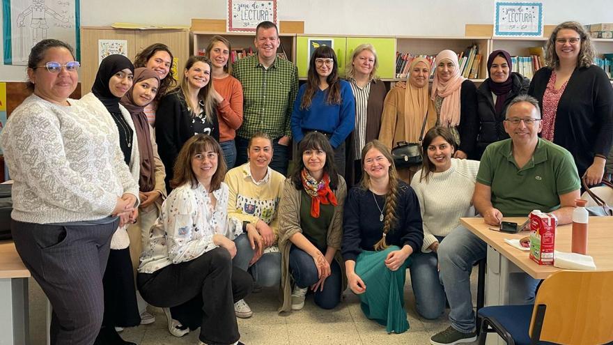 Reunión de los expertos de EDINA con profesores y madres del colegio público San Pedro de los Arcos (Oviedo).