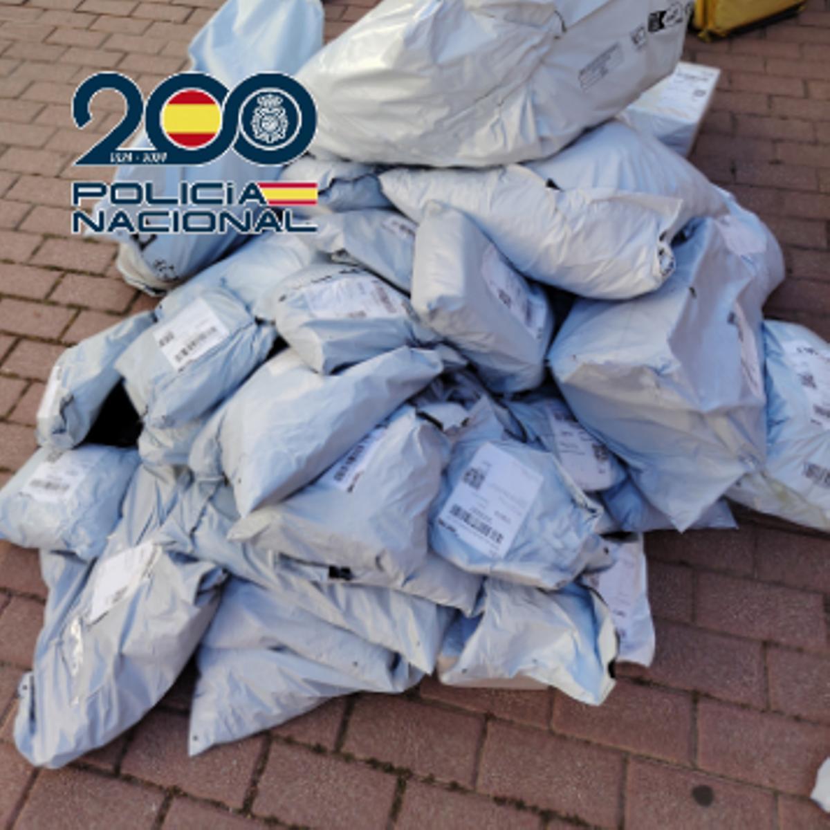 Imagen de paquetes localizados en la operación policial.