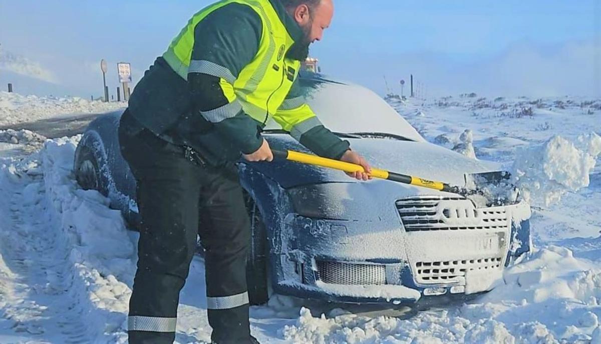 La Guardia Civil auxilia a dos jóvenes en la Laguna de Peces, atrapados por la nieve