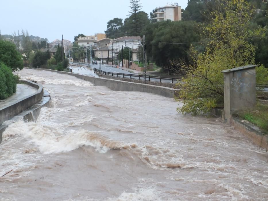 Nach den heftigen Regenfällen auf Mallorca fließt, strömt und plätschert es überall auf der Insel.