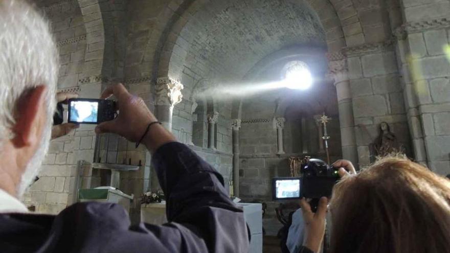 El fenómeno de la luz equinoccial congregó ayer a decenas de personas en la iglesia de Santa Marta de Tera.