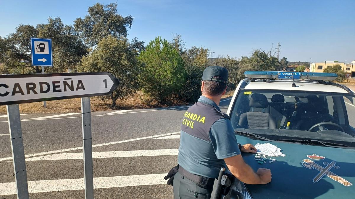 Un agente de la Guardia Civil con parte de la droga intervenida.