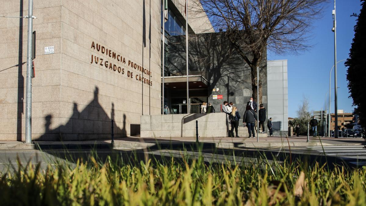 Una imagen de archivo del palacio de justicia de la capital cacereña.