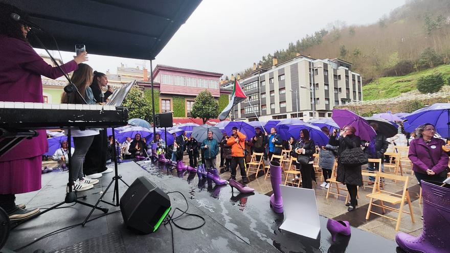 De la Venus de Willendorf a &quot;Los Pitufos&quot;: el 8M empapa de feminismo la plaza consistorial de Mieres