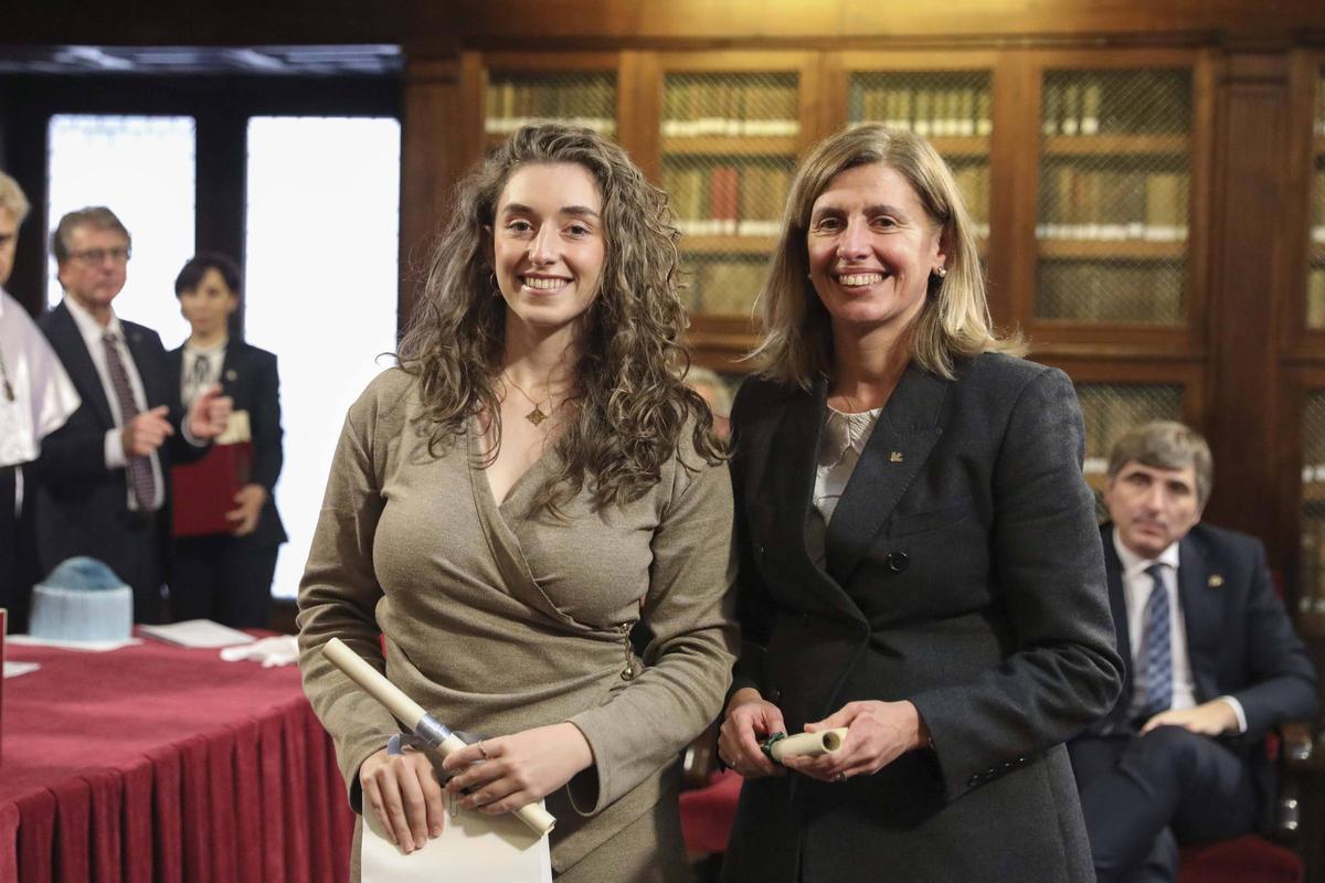 Laura Amador recibe el premio.