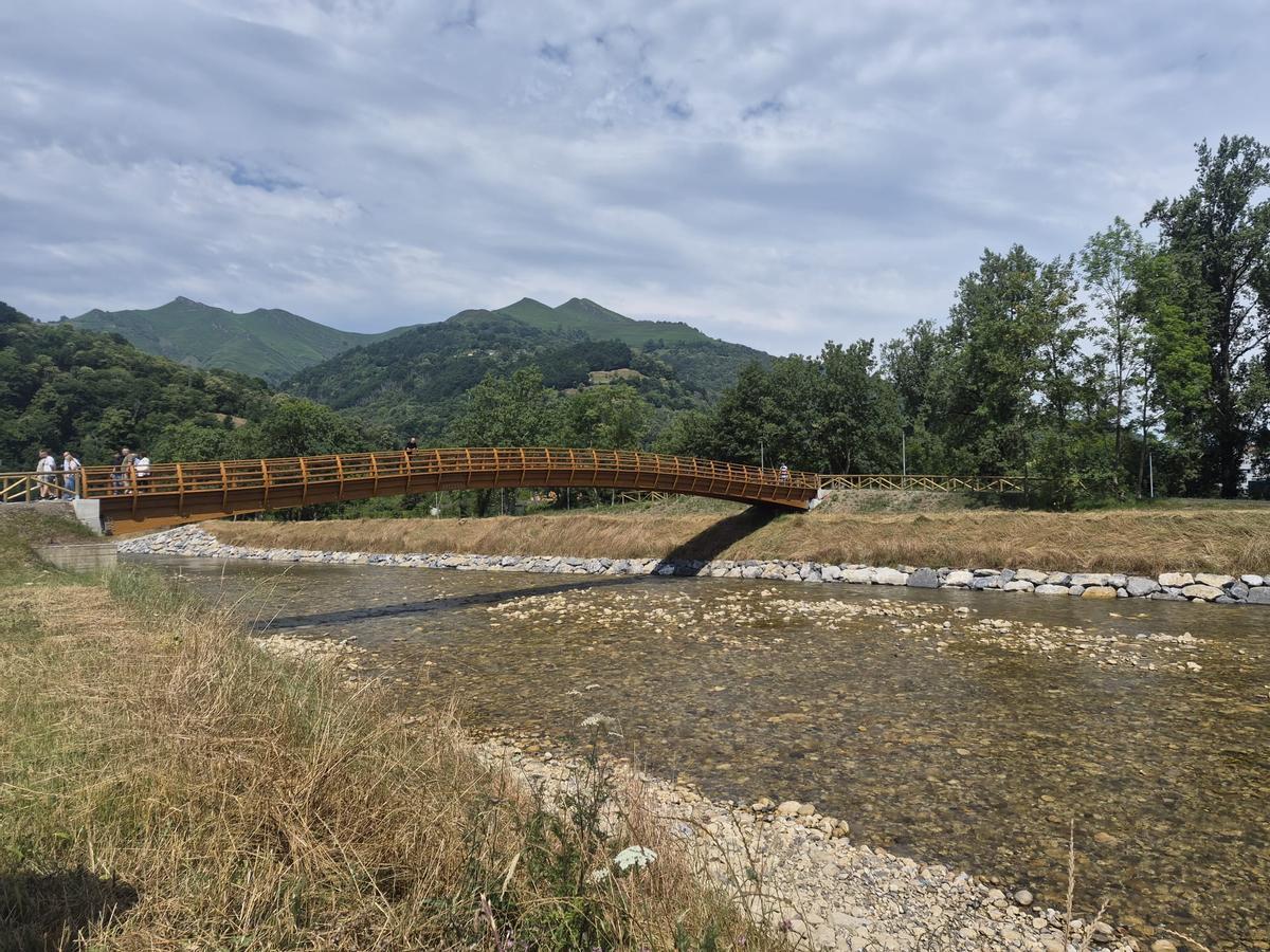 La pasarela sobre el río Nalón.
