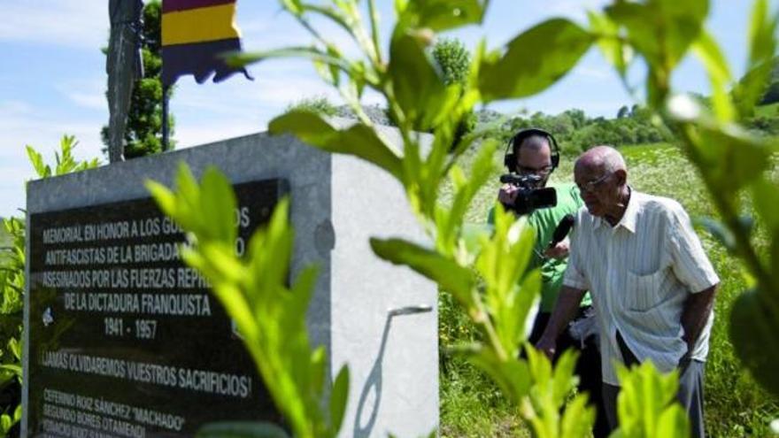 Una de las entrevistas junto al memorial a la Brigada Machado, en Bejes, Cantabria. / la opinión