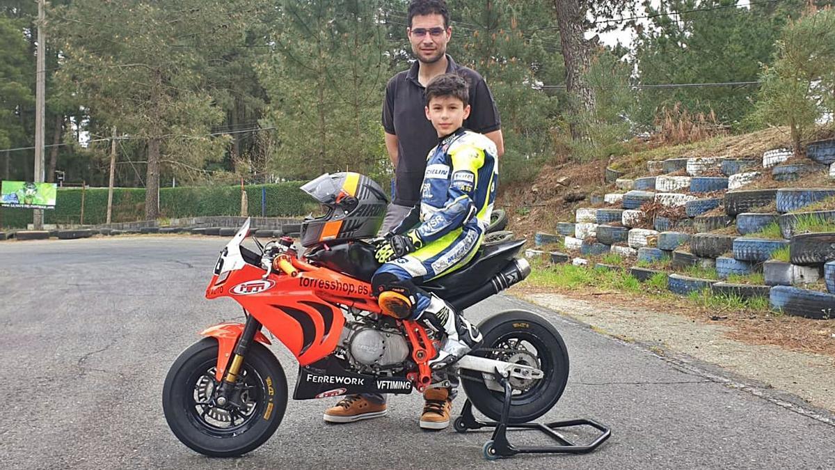 Eduardo Torres con el director del MFR Team, Martín Fernández. |  // FDV