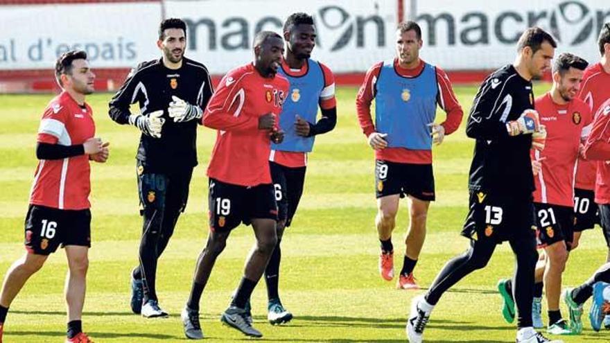 Los jugadores del Mallorca, entre ellos Sissoko y Kasim, se ejercitan durante un entrenamiento de la pasada semana.