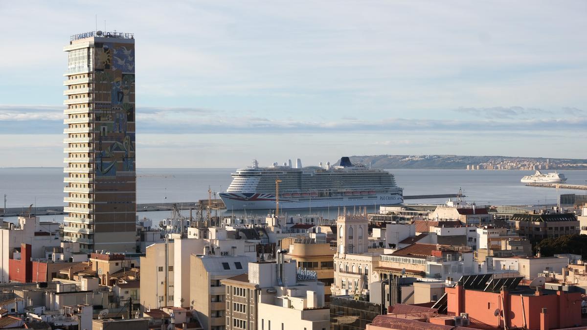 Un crucero en Alicante, en una imagen de archivo