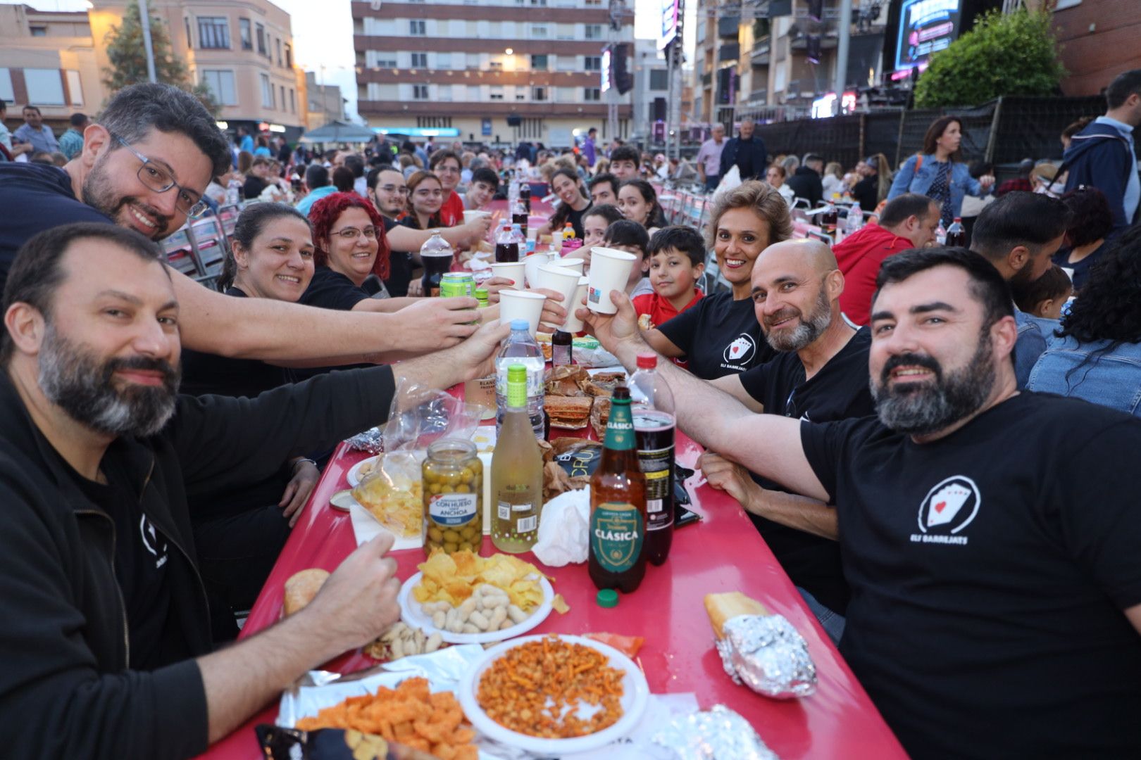 Búscate en el multitudinario ‘pa i porta’ en Almassora con 4.000 vecinos