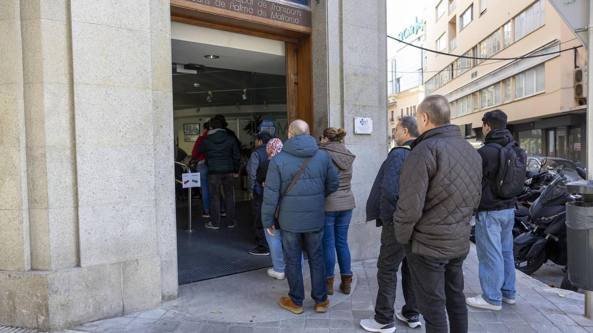 Las colas en la sede de la EMT sobresalían del edifico esta mañana.
