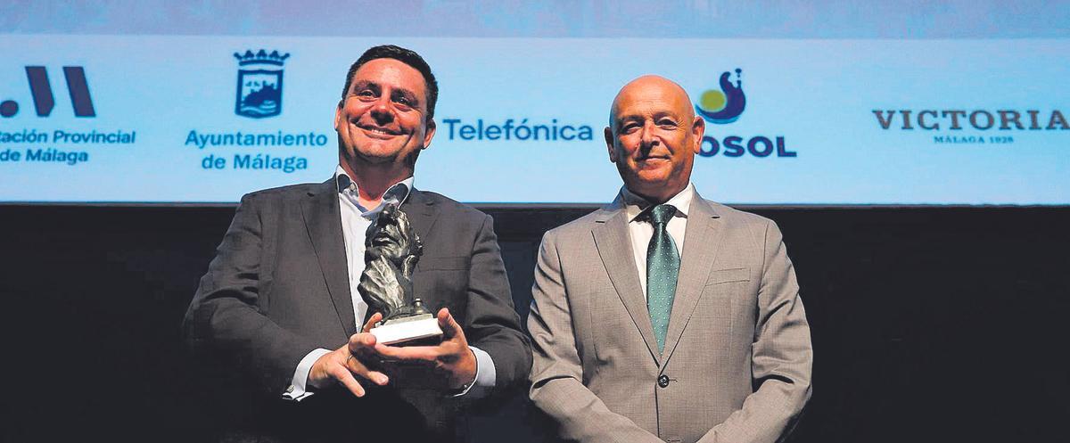 Ezequiel Navarro recibió el Premio de manos de Fernando Ríos (Unicaja).