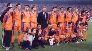 Los héroes de 1992. Eusebio, Zubizarreta, Julio Salinas, Serna, Witschge, Cruyff, Laudrup, Soler, Alexanco, Koeman y Bakero (de pie y de izquierda a derecha). Agachados (mismo orden): Stoichkov, Begiristain, Juan Carlos, Iván Iglesias y Goikoetxea