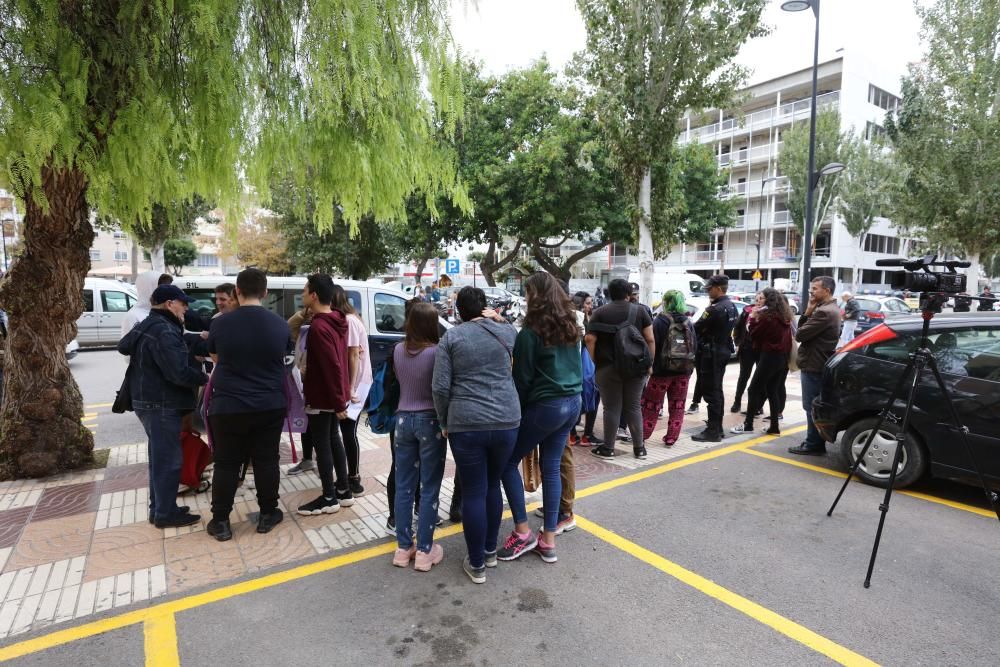 Alrededor de un centenar de alumnos de instituto se manifestaron ayer en las calles de Vila