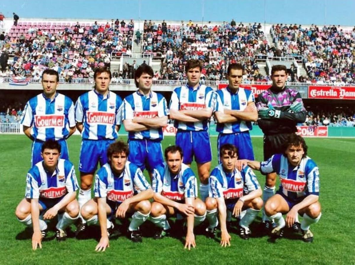 Duran, el penúltim de dalt, en un onze del Figueres al Miniestadi contra el Barça B (1993-94)