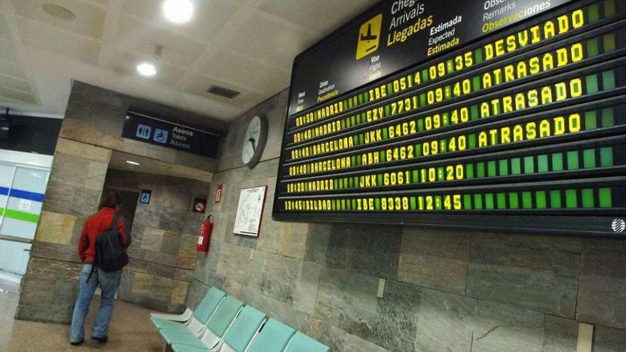 Panel de llegadas del aeropuerto de Alvedro.