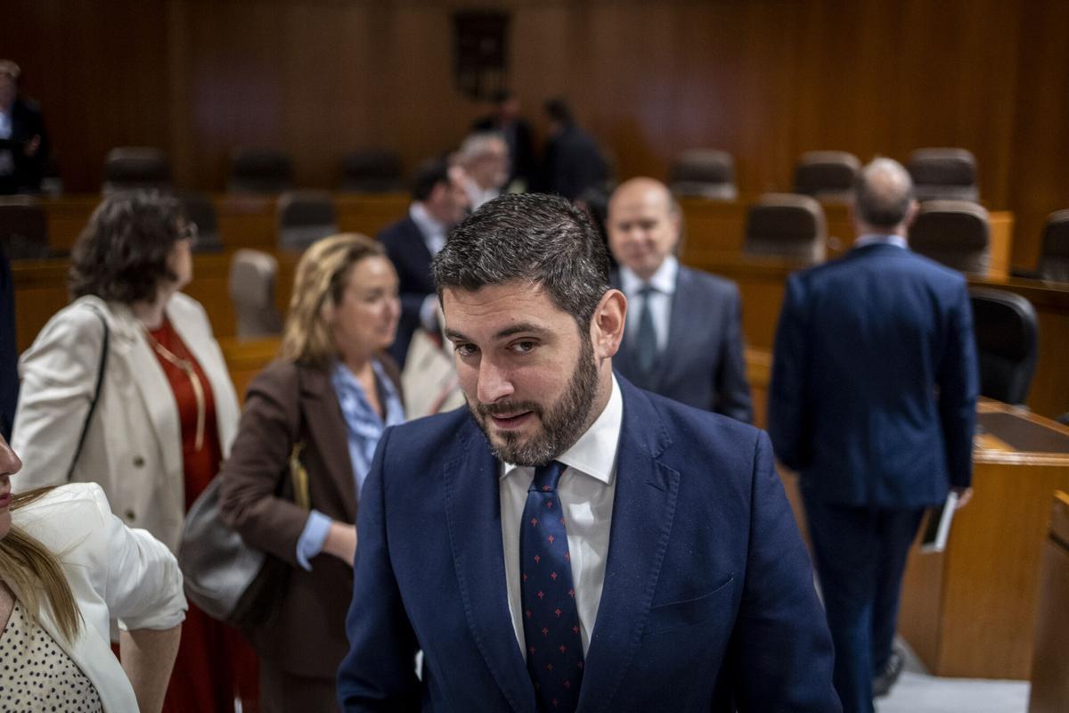 PRIMERA SESION DEL DEBATE DE INVESTIDURA CON LA INTERVENCION SIN LIMITE DE JORGE AZCON EN LAS CORTES DE ARAGON