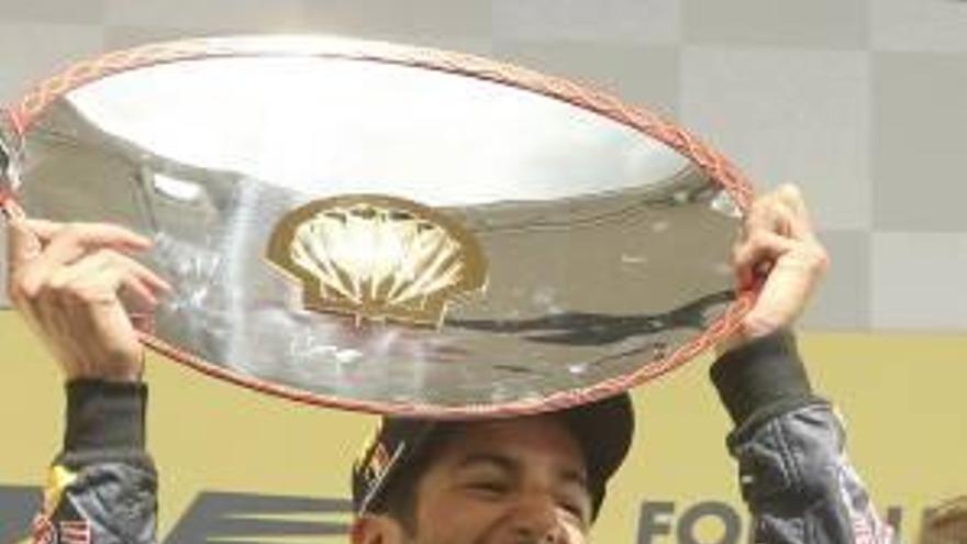 Ricciardo levanta el trofeo de campeón en el podio.