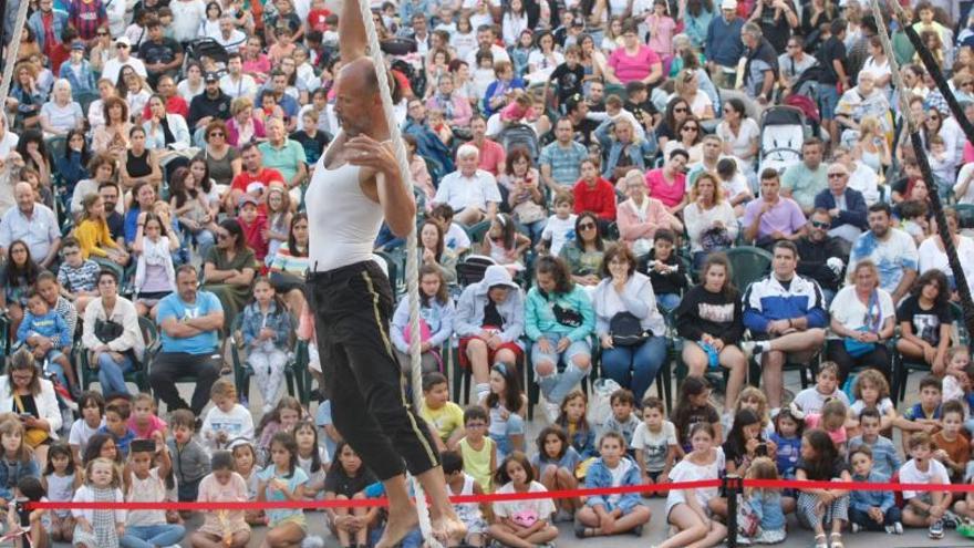 Girisho Gordon durante una de sus acrobacias en una Plaza de Galicia repleta. // FDV