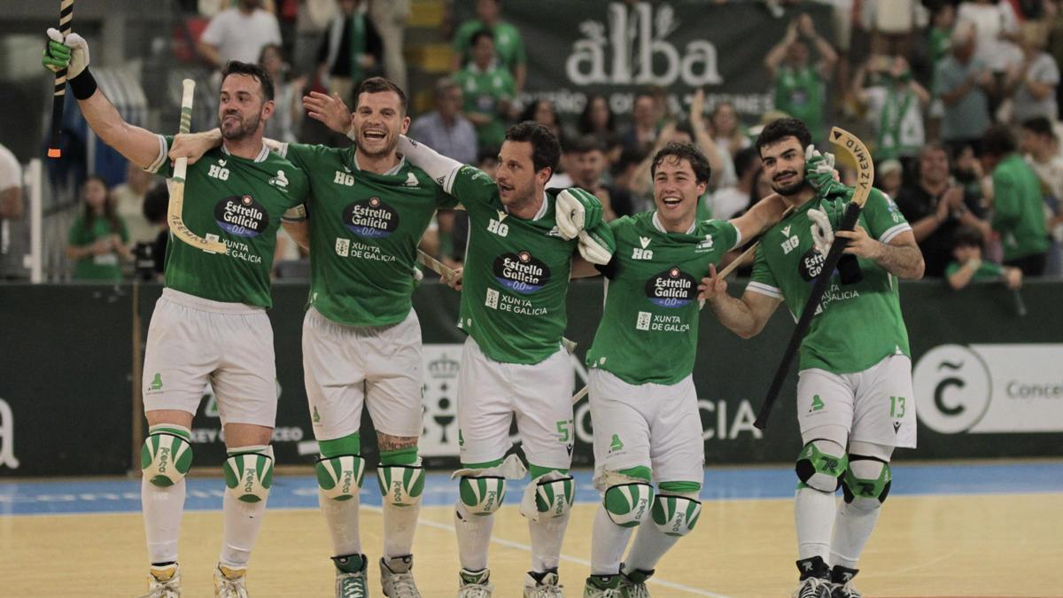 Dava Torres, César Carballeira, Toni Pérez, Jacobo Copa y Bruno Saavedra celebran un tanto del Liceo.