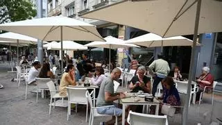 La futura ley antitabaco desconcierta a las terrazas de Pontevedra: «No podemos perseguir a cada cliente»