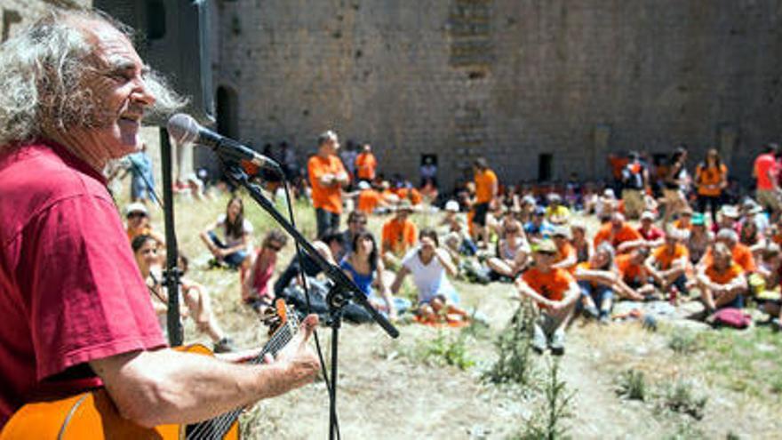 La pujada al Montgrí reuneix més de 700 persones i dona el tret de sortida al Festival Ítaca